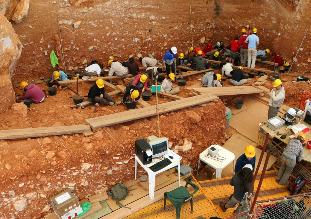 Imagem do processo de descobrimento de ossos do poço dos ossos.